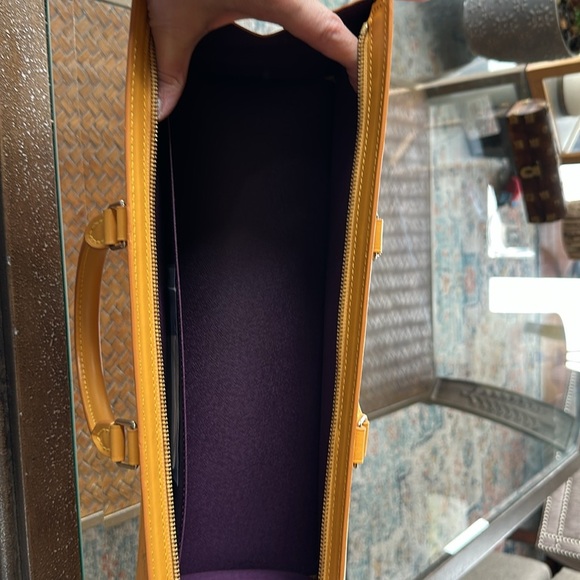 Louis Vuitton Epi Sac Triangle Tassil Purse yellow with matching wallet. - Picture 14 of 17